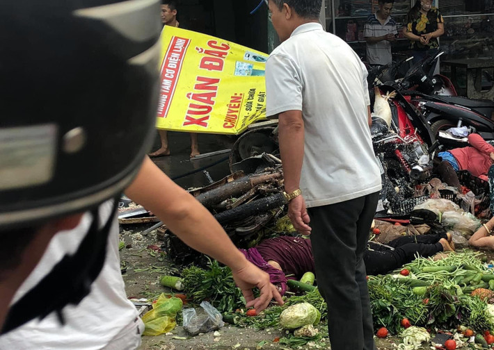 Vụ tại nạn khiến 3 người chết tại chỗ, 8 người bị thương. Tại hiện trường, nhiều nạn nhân nằm la liệt dưới đất. Xe tải lật ngang đè nhiều xe máy và người dân.