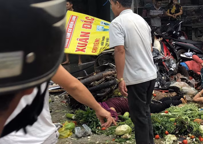 Vụ tại nạn khiến 3 người chết tại chỗ, 8 người bị thương. Tại hiện trường, nhiều nạn nhân nằm la liệt dưới đất. Xe tải lật ngang đè nhiều xe máy và người dân.