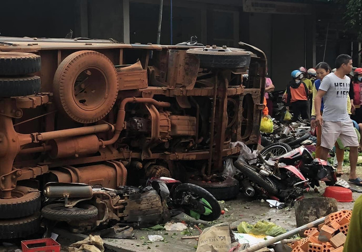 Ông Trần Văn Thương, Chủ tịch UBND huyện Đắk Mil xác nhận vụ việc và cho biết nguyên nhân ban đầu là xe tải nổ lốp rồi tông vào phương tiện khác.