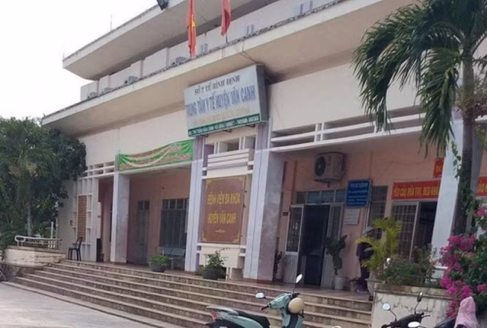 4. Chị làm phó giám đốc, em ruột giữ chức kế toán trưởng: Bà Ngô Thị Hồng Liên làm Phó giám đốc Trung tâm Y tế huyện Vân Canh, trong khi em ruột của bà là ông Ngô Quốc Việt giữ vị trí kế toán trưởng. Thời điểm ký Quyết định bổ nhiệm chức vụ đối với bà Liên, Sở cho biết không hay mối quan hệ của hai người, chỉ khi Trung tâm Y tế huyện báo cáo bằng văn bản gửi đến Sở Y tế tỉnh Bình Định mới hay. Hiện Sở chờ tờ trình của Trung tâm điều chuyển ông Việt sang phòng khác.