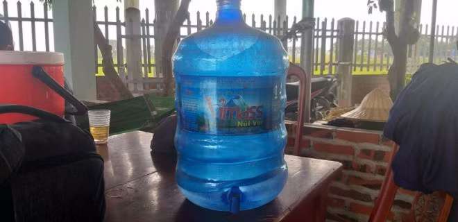 5. Từ nước mương lọc đóng chai thành nước ngầm: Ngày 11/6, Đội QLTT số 1 kiểm tra đột xuất cơ sở sản xuất nước uống đóng bình của Công ty TNHH Phúc Hà tại địa chỉ tại thôn Phương Chử Đông, xã Trường Thành, huyện An Lão, TP Hải Phòng và phát hiện đơn vị này sử dụng nước từ mương phía sau cơ sở để sản xuất nước uống đóng bình hiệu Vimass Núi Voi. Qua xử lý lọc thô, nước được bơm vào bình và dán nhãn nước ngầm nằm sâu từ lòng đất. Mỗi bình 20 lít có giá 9.000 – 13.000đ.