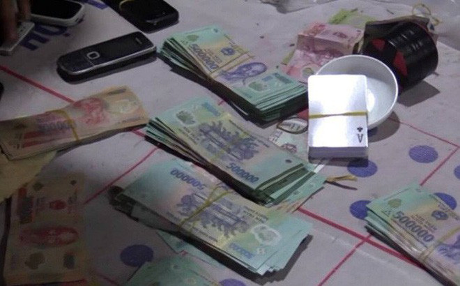 Tại đây, cơ quan chức năng đã thu giữ được hàng chục triệu đồng tiền mặt, điện thoại, xe máy cùng nhiều tang vật có liên quan. Các đối tượng tham gia đánh bạc và tổ chức đánh bạc nhanh chóng được đưa về đơn vị để làm rõ. Ông Trần Đình H. khai nhận mình là một cán bộ công tác tại Thanh tra tỉnh Đắk Lắk. (Ảnh minh họa)