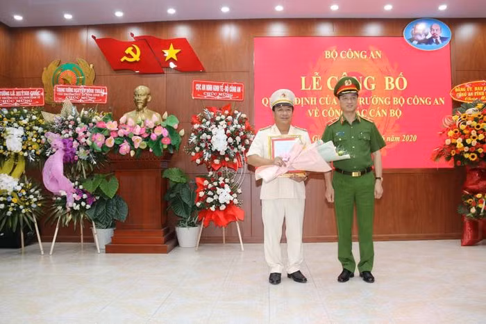 Thiếu tướng Nguyễn Duy Ngọc, Thứ trưởng Bộ Công an đã trao quyết định cho Đại tá Đỗ Triệu Phong (áo trắng). Đại tá Đỗ Triệu Phong, sinh năm 1967, quê quán ở huyện Triệu Phong, tỉnh Quảng Trị.