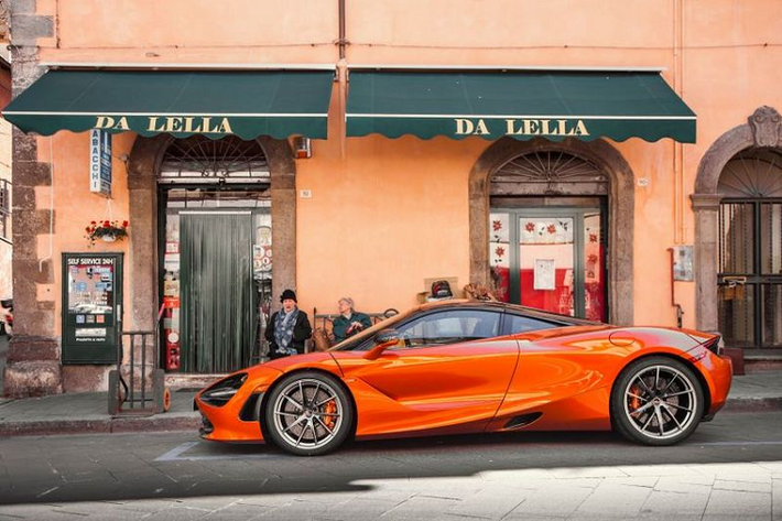 Thậm chí đến cả cabin siêu xe McLaren Artura cũng được hoàn thiện trong màu cam Ember kết hợp với các chi tiết trang trí TexLux cũng như sợi carbon.