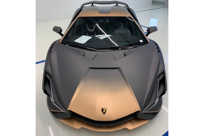 Siêu phẩm Lamborghini Sian đầu tiên đến Mexico có 2 màu sơn cực độc và chủ nhân có trong tay hơn 10 chiếc xe hypercar đủ chủng loại bên cạnh hàng chục siêu xe khác. Hiện chiếc Lamborghini Sian hàng hiếm này đã về đến tay chủ nhân.