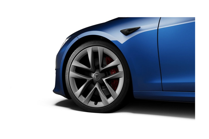 Cự ly hoạt động trong một lần sạc của Model S Plaid và Plaid+ lần lượt là 627 km và 836 km - tốt hơn đáng kể mức 412-460 km của Porsche Taycan.