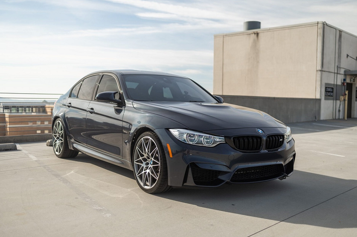 Đây là một trong 150 chiếc BMW M3 30 Jahre Edition mới được bán giới hạn tại Mỹ. 30 Jahre Edition là phiên bản đặc biệt được sản xuất để kỷ niệm 30 năm ra đời của dòng M3, có tổng cộng 500 chiếc được sản xuất trên toàn thế giới.