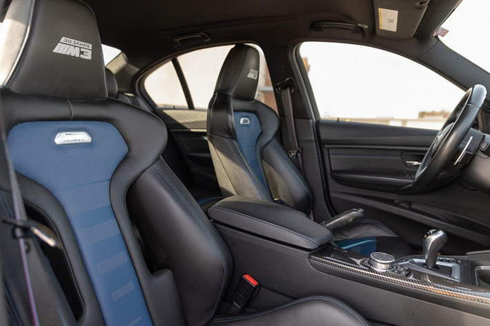 Ở phiên bản M3 30 Jahre Edition, ghế ngồi được bọc da với 2 màu xanh và đen. Trong đó, hàng ghế trước là loại ghế thể thao tương tự xe đua, trên tựa lưng và tựa đầu có thêm tên phiên bản và logo M để nhấn mạnh sự đặc biệt của phiên bản kỷ niệm.