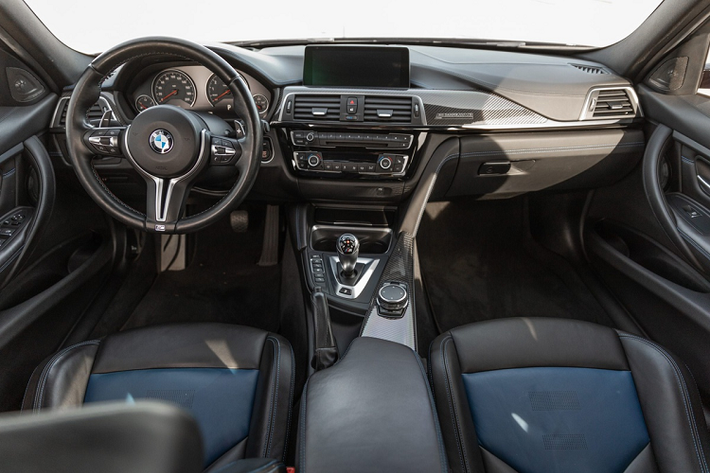 Nội thất của xe cũng được bảo quản kỹ lưỡng, các chi tiết nhựa, da và ốp carbon trang trí trong cabin vẫn ở tình trạng tốt. Vô-lăng của xe là loại M với thiết kế 3 chấu và có lẫy chuyển số cỡ lớn.