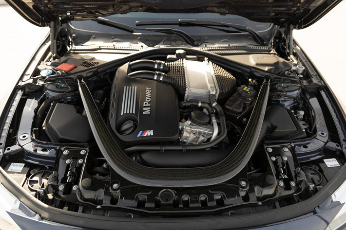 Động cơ của BMW M3 30 Jahre Edition là loại I6 3.0L tăng áp và được nâng cấp gói M Competition. Từ đó, công suất tối đa tăng lên 444 mã lực và mô-men xoắn cực đại đạt 550 Nm. Khoang động cơ có thanh cân bằng làm bằng vật liệu carbon.