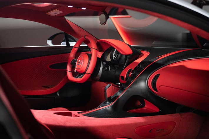 Qua hình ảnh do đại lý Bugatti of Greenwich tung ra, có thể thấy chiếc Chiron Pur Sport của đại gia Mỹ được sơn màu trắng Quartz White với những tấm ốp thân vỏ bằng sợi carbon trần. Ngoài ra, chiếc siêu xe này còn có những trang bị tùy chọn đắt giá như cửa sổ trời Sky View và hệ thống xả in 3D bằng titan.