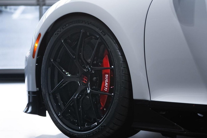 Cộng với trọng lượng thấp hơn 45 kg so với bản tiêu chuẩn, Bugatti Chiron Pur Sport có thể tăng tốc từ 60-120 km/h trong thời gian nhanh hơn 2 giây so với bản tiêu chuẩn. Tuy nhiên, tốc độ tối đa của siêu xe này lại giảm xuống còn 350 km/h.