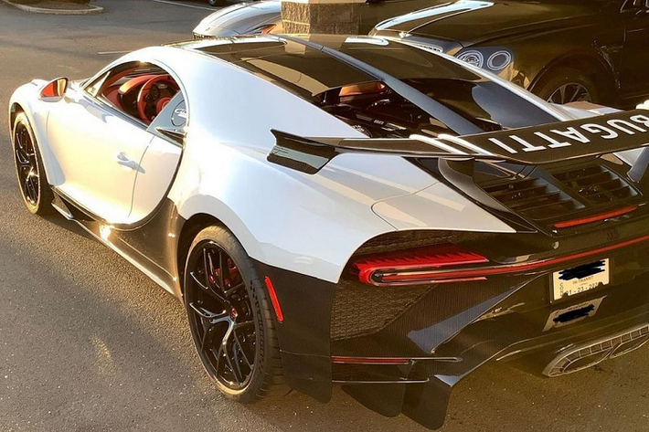 Chiếc siêu xe Bugatti Chiron Pur Sport này đã được giao cho một đại gia tại Mỹ. Đây đồng thời cũng là chiếc Bugatti Chiron Pur Sport đầu tiên đặt chân đến nước Mỹ. Người đầu tiên trên thế giới sở hữu siêu xe này là một gương mặt không hề xa lạ trên mạng xã hội. Đây là một nhà sưu tập siêu xe nổi tiếng trên mạng xã hội Instagram dưới tài khoản sparky18888.