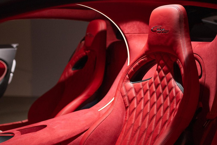 Mạnh mẽ là thế nên Bugatti Chiron Pur Sport cũng "uống xăng như nước lã". Theo Cơ quan bảo vệ môi trường Mỹ EPA, siêu xe này sở hữu lượng xăng tiêu thụ là 29,4 lít/100 km nội thành, 18,09 lít/100 km đường cao tốc và 23,5 lít/100 km đường hỗn hợp. Với những con số này, Bugatti Chiron Pur Sport là siêu xe mới "ngốn xăng" nhất được bán tại thị trường Mỹ trong năm 2021.