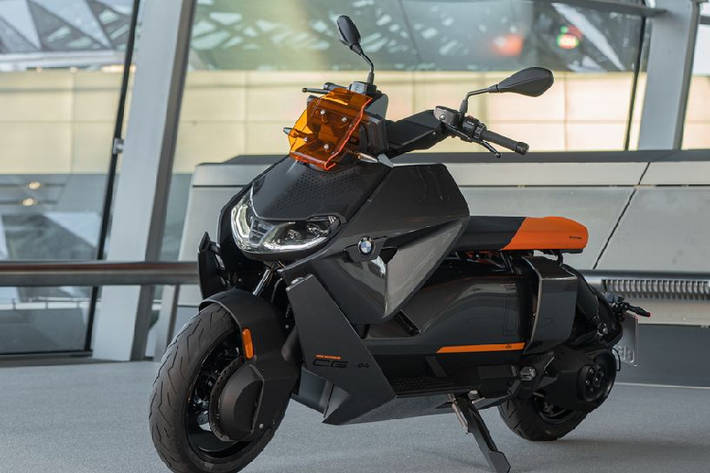 Một trong những công nghệ đáng chú ý của BMW CE 04 có thể kể tới như hệ thống tái tạo năng lượng phanh như các mẫu ô tô điện; 4 chế độ lái gồm Eco, Rain, Road và Dynamic; bảng đồng hồ công-tơ-mét Full-Digital 10,25 inch có thể kết nối với điện thoại, mâm xe 15 inch, đèn chiếu sáng dạng LED, cổng sạc điện thoại 1,5A, hệ thống treo sau có thể điều chỉnh độ cứng...