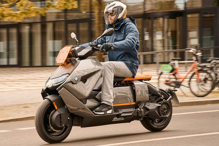 BMW Motorrad mới đây vừa chính thức trình làng mẫu xe máy điện BMW CE 04 2022 mới sau một năm ra mắt bản Concept. Mẫu xe này sẽ bắt đầu được bán ra tại Mỹ kể từ đầu năm sau.