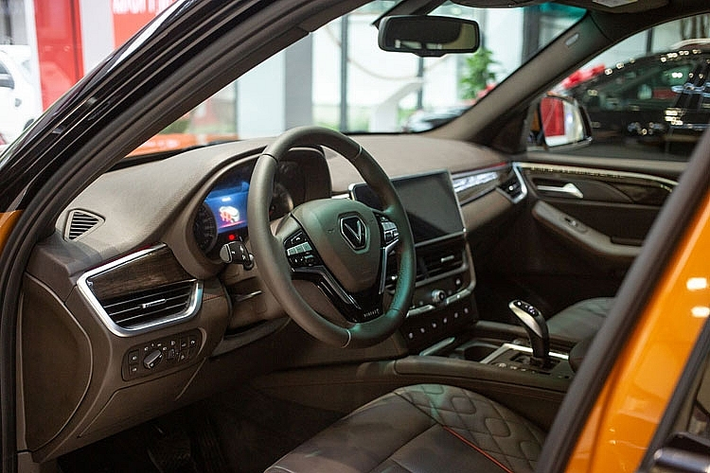 Mẫu xe SUV VinFast President được trang bị khối động cơ V8 dung tích 6.2L cho công suất tối đa 420 mã lực và mô-men xoắn cực đại lên tới 624 Nm, đi kèm hộp số tự động 8 cấp và hệ dẫn động 4 bánh toàn thời gian.