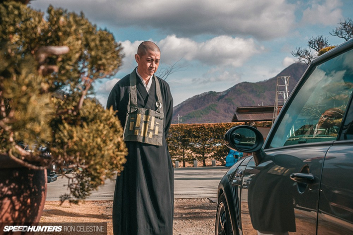 Gặp gỡ và nói chuyện với một nhà sư đam mê ôtô không phải là việc mà bạn có thể trải nghiệm hàng ngày. Khi tiết lộ việc đến ngôi làng nằm sâu trong núi và trò chuyện với vị sư thầy, phóng viên trang Speedhunters đã nhận được hàng loạt câu hỏi như: "Đó có phải là nhà sư với chiếc ôtô của ông ấy không?", "Tôi nghĩ họ không được phép sở hữu tài sản chứ?" hay "Việc nhà sư sở hữu ôtô có đi ngược lại với tôn giáo của họ không?".