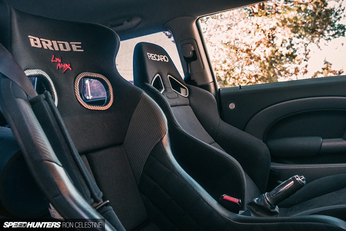 Bên dưới nắp ca-pô, phần lớn các bộ phận của chiếc Mini Cooper S đều được giữ như cũ vì nhà sư này rất thích động cơ Tritec 1.6L nguyên bản của xe. Sư thầy Masa chỉ thay hộp gió với ống nạp Gruppe M bằng sợi carbon cho chiếc Mini Cooper S này. "Động cơ mạnh hơn cũng thú vị đấy nhưng mà không thực sự cần thiết", sư thầy Masa chia sẻ. Đây cũng là một ví dụ của triết lý "chudo" kể trên.