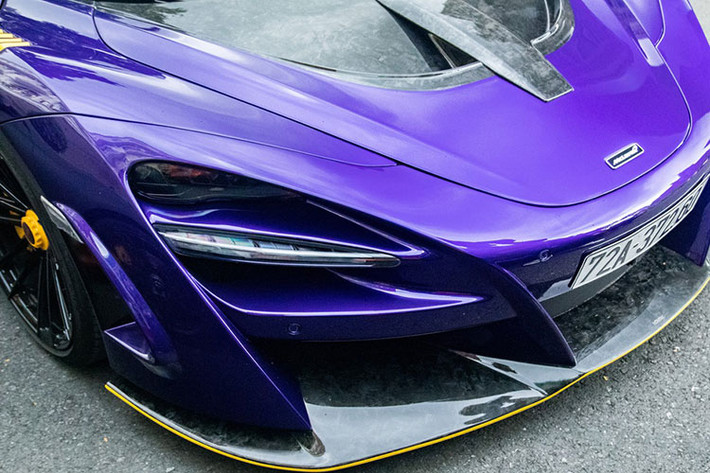 Các điểm nhấn trên bản độ này bao gồm nắp capô bằng carbon có thiết kế giống McLaren Senna, bộ body kit độ giúp đèn pha của McLaren 720S cá tính hơn, vòm bánh xe được mở rộng và cản va trước/sau đều được thiết kế lại hoàn toàn.