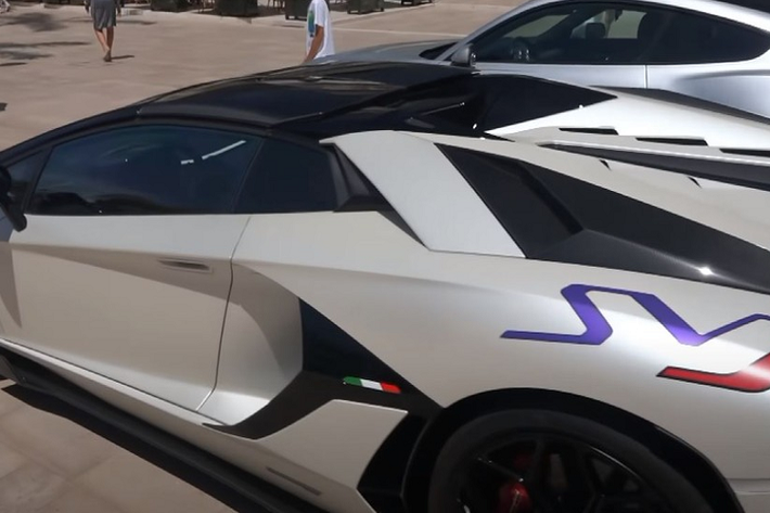 Tại khu vực Trung Đông, những biển số càng ngắn gọn như thế này càng có giá cao. Ví dụ như biển số có vỏn vẹn một chữ số "9" có giá khoảng 7 triệu USD tại Trung Đông. Trong khi đó, biển số "D5" từng được một đại gia Dubai mua với số tiền 33 triệu AED (khoảng 9 triệu USD) vào năm 2017.