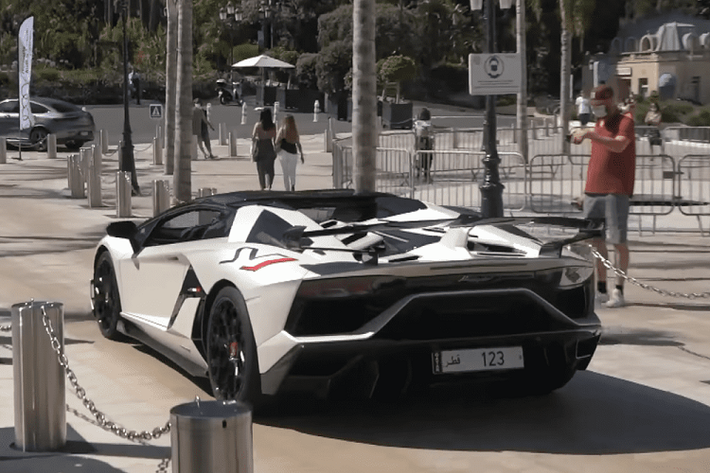 Vào tháng trước, chiếc siêu xe Lamborghini Aventador SVJ Roadster này đã bị bắt gặp khi đang chạy trên đường phố Monaco. Được biết, đây là chiếc siêu xe thuộc sở hữu của một đại gia bí ẩn đến từ Qatar. Chiếc siêu xe Lamborghini Aventador SVJ Roadster của đại gia Qatar được sơn ngoại thất màu trắng ngọc trai đẹp mát.