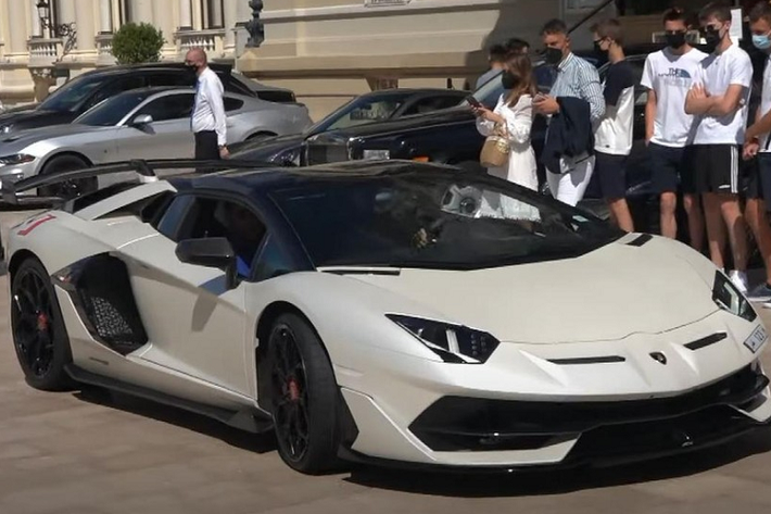 Nổi bật trên nền trắng là những chi tiết ngoại thất bằng sợi carbon trần và tem "SVJ" màu tím - đỏ. Ngoài ra, chiếc siêu xe mui trần này còn có cùm phanh màu đỏ và nội thất phối 2 màu trắng - tím "tông xuyệt tông" với ngoại thất.