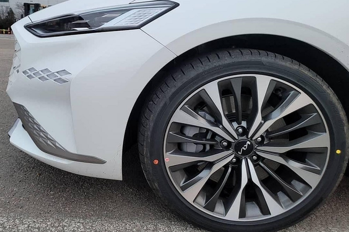 Phía sau, Kia K8 mới được trang bị đèn hậu hình chữ Y nối liền với nhau, ôm lấy chắn bùn và nằm ngay bên dưới cánh gió đuôi. Thêm vào đó là 2 đầu ống xả hình chữ nhật, nối với nhau bằng viền kim loại. Mặt trong của đầu ống xả được dập họa tiết kim cương, tạo sự đồng điệu với đầu xe.