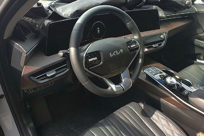 Xứng đáng với danh xưng sedan cao cấp, Kia K8 2022 được trang bị nội thất sang trọng không kém gì xe Genesis của tập đoàn Hyundai. Bên trong mẫu sedan tiệm cận xe sang này có màn hình cong cỡ lớn trên mặt táp-lô, được kết hợp giữa màn hình của bảng đồng hồ kỹ thuật số và màn hình thông tin giải trí, đều có kích thước 12,3 inch ở bản cao cấp.