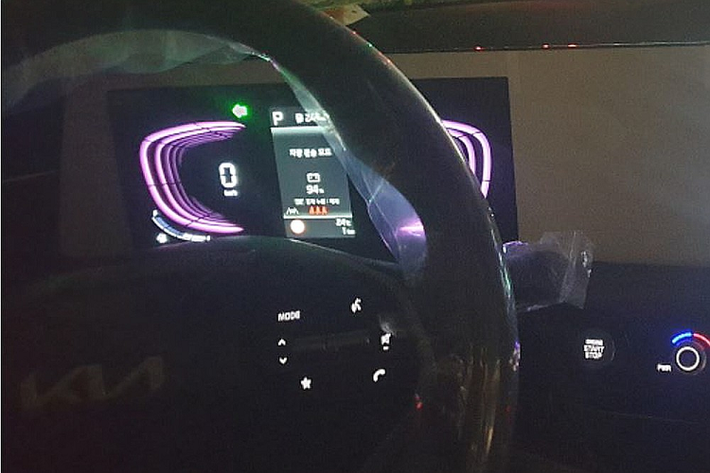 Tuy nhiên, ở bản cấp thấp, Kia K8 2022 chỉ có 2 màn hình với kích thước 8 inch. Do đó, trên màn hình cong của xe ở bản cấp thấp sẽ có nhiều chỗ trống không đẹp mắt. Ngoài ra, trong xe còn có mặt táp-lô 2 tầng, vô lăng 3 chấu mới, màn hình cảm ứng chỉnh điều hòa và nút bấm chuyển số.