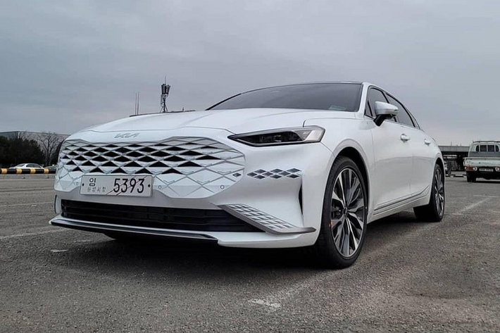 Không chỉ tăng kích thước và giảm trọng lượng, mẫu xe sedan Kia K8 2022 còn sở hữu thiết kế hoàn toàn khác biệt so với K7. Cụ thể, xe được trang bị lưới tản nhiệt không viền mới và đi kèm mắt lưới hình kim cương lạ mắt. Ngoài ra, mẫu xe này còn có dải đèn LED định vị ban ngày kiêm đèn báo rẽ được thiết kế hình kim cương, nằm trên cản trước. Đó là chưa kể đến viền trang trí màu bạc ở hai bên hốc gió trung tâm cũng có họa tiết hình kim cương dập nổi