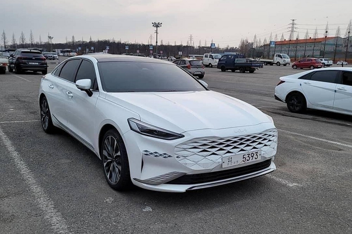 Theo kế hoạch, thế hệ mới của mẫu sedan cỡ lớn Kia K7 sẽ chính thức ra mắt thị trường Hàn Quốc vào đầu tháng sau dưới cái tên K8. Trước thời điểm này, người ta đã bất ngờ bắt gặp một chiếc Kia K8 2022 mới trong bãi đỗ xe ở Hàn Quốc trong tình trạng không hề ngụy trang. So với K7 cũ, Kia K8 2022 có kích thước tăng đáng kể. Theo đó, mẫu sedan cỡ lớn này có chiều dài 5.015 mm và chiều dài cơ sở 2.900 mm trong khi trọng lượng lại giảm 25 kg so với Kia K7 cũ.