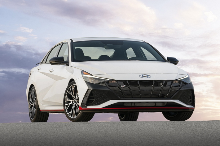 Hệ thống phanh đĩa 14,1 inch (360 mm). Hãng xe Hàn Quốc cũng đã thiết kế một hệ thống làm mát ở phía trước cùng với cơ cấu dẫn khí để cải thiện hiệu quả làm mát cho phanh.