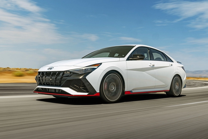 Tương tự như phiên bản Hyundai Elantra N 2022 ra mắt toàn cầu vào tháng 7, phiên bản ở Mỹ sẽ được nâng cấp toàn diện và sở hữu đầy đủ những trang bị hấp dẫn nhất bao gồm: hiệu suất mạnh mẽ và tùy chọn hộp số sàn. Elantra N được trang bị động cơ tăng áp 2.0 L, cho công suất 276 mã lực (279 PS / 205 kW) và mô-men xoắn 289 lb-ft (391 Nm).