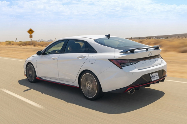 Dù Elantra N đã tiết lộ những thông tin quan trọng nhất, nhưng Hyundai vẫn chưa công bố giá bán của nó. Tuy nhiên, hãng xe Hàn sẽ đem Hyundai Elantra N thế hệ mới đến trưng bày tại triển lãm New York Auto Show vào 19/8 tới đây để thỏa lòng các người hâm mộ.