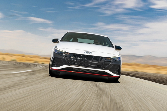 Hyundai Elantra N bản Mỹ có khả năng đẩy giới hạn lên mức công suất 286 mã lực (289 PS / 213 kW) nhờ vào chế độ “N Grin Shift” (NGS) độc đáo. Chức này sẽ thúc bộ tăng áp và tối đa hóa phản ứng truyền trong tối đa 20 giây để nâng công suất xe. Đặc biệt, “N Grin Shift” sẽ thể sử dụng lặp lại sau mỗi 40 giây (sau khi hạ nhiệt). Hyundai cho biết Elantra N có thể tăng tốc từ 0-60 mph (0-100 km / h) trong “khoảng 5,0 giây”.