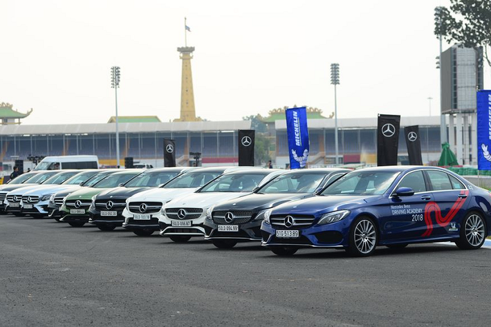Mới đây, Mercedes-Benz đã công bố điều chỉnh tăng giá bán lẻ đối với một số mẫu xe của hãng và chương trình ưu đãi 50% lệ phí trước bạ trong giai đoạn từ nay tới hết ngày 28/2/2021. Cụ thể, có 3 dòng xe được Mercedes-Benz áp dụng chương trình ưu đãi, bao gồm C-Class, E-Class và S-Class. Trong đó, dòng C-Class và E-Class nhận mức ưu đãi có giá trị quy đổi dao động từ 100 - 150 triệu đồng.