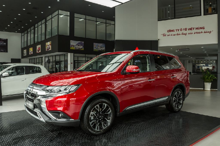 Có tổng giá trị ưu đãi lớn nhất trong bộ ba mẫu xe nhà Mitsubishi là mẫu Outlander với giá trị quy đổi gói hỗ trợ 50% lệ phí trước bạ dao động từ 41 - 47 triệu VNĐ. Ngoài ra, khách mua Outlander còn nhận được thêm bộ quà tặng là gói bảo hiểm vật chất trị giá tới 16 triệu đồng, gói camera 360 trị giá 20 triệu VNĐ hay bộ ghế da trị giá 8.5 triệu đồng. Gói quà nặng này được áp dụng tuỳ trên phiên bản.