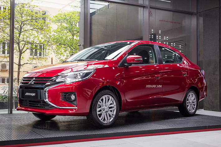 Đối với mẫu Attrage, giá trị quy đổi của ưu đãi hỗ trợ 50% lệ phí trước bạ của mẫu xe này dao động từ 19 - 23 triệu đồng. Kèm theo đó, nhà sản xuất còn tặng cho khách mua xe một bộ phụ kiện làm quà năm mới.