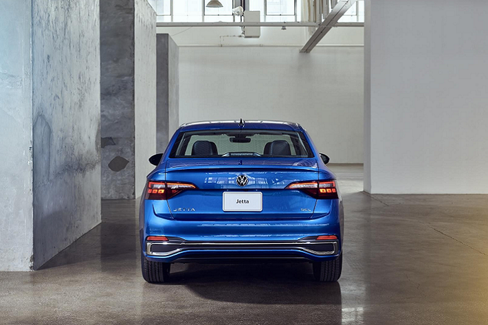 Mặt khác, Volkswagen Jetta GLI sẽ được trang bị nội thất với chỉ thêu màu đỏ nổi bật khắp bên trong khoang lái cùng vôlăng thể thao bọc da đi kèm phím điều khiển dạng cảm ứng với đèn nền màu đỏ.