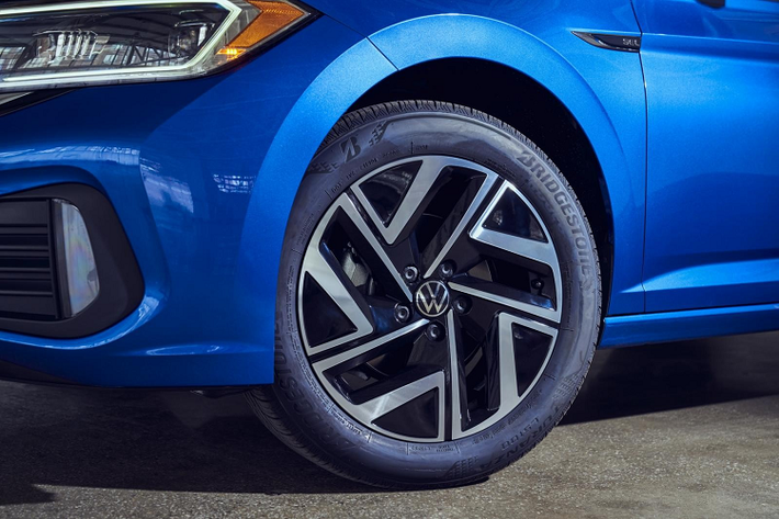 Bên cạnh đó là lưới tản nhiệt tối màu, viền gương chiếu hậu màu đen, bộ mâm 17 inch màu chỉ, bộ vi sai điện tử XDS và động cơ EA211.