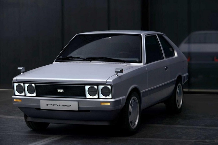 Hệ thống đèn pha và đèn hậu của Heritage Series – Pony được Hyundai gọi là Pixel Roadtrip, một điểm tri ân khác tới đồ họa 8-bit và pixel mà bạn cũng thấy trên mẫu concept 45 và Ioniq 5. Một video được chia sẻ bởi nhà thiết kế Yang Gu-rum trên Instagram cho thấy chúng có thể biến đổi các hình mẫu khác nhau. Chuyện này khiến nhiều người tự hỏi rằng liệu Ioniq 5 có sẽ làm được như vậy không. Nếu không, vậy thì chiếc xe “tiền bối” này sẽ đánh bại mẫu xe “hậu bối” trên ít nhất một khía cạnh.