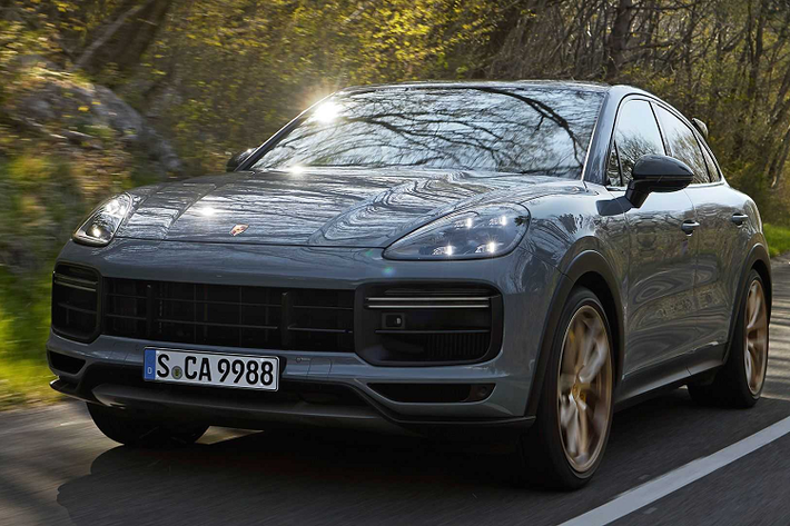 Hệ thống quản lý liên lạc của Porsche (PCM) thế hệ mới trên dòng xe Cayenne ra mắt cùng với Cayenne Turbo GT được nâng cấp khả năng xử lý, giao diện và nguyên lý hoạt động. Tương tự với các phiên bản trước, PCM 6.0 hoàn toàn tương thích với Apple CarPlay đã được nâng cấp thêm tính năng Apple Music và Apple Podcasts. Ngoài ra, hệ thống thông tin giải trí mới còn có thể kết nối với hầu hết điện thoại thông minh trên thị trường nhờ được trang bị thêm Android Auto.