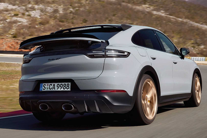 Tay đua Lars Kern của Porsche đã chứng thực khả năng vận hành ấn tượng này của Cayenne Turbo GT bằng việc chinh phục vòng đua dài 20,832 km chỉ trong 7 phút 38,9 giây tại đường đua Nürburgring Nordschleife, xác lập kỷ lục mới cho dòng xe SUV.