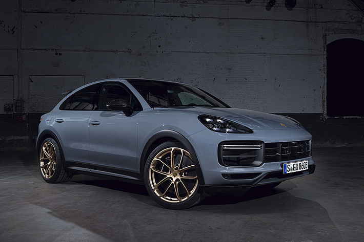 Bên cạnh sự nổi trội về sức mạnh và khả năng vận hành ấn tượng, Porsche Cayenne Turbo GT còn có sự độc đáo ở thiết kế nội thất khi sở hữu không gian 4 chỗ ngồi với chất liệu Alcantara cao cấp. Vô lăng thể thao đa chức năng được trang trí bằng điểm đánh dấu góc 12 giờ màu vàng cũng là nét đặc trưng trên xe thể thao Porsche.