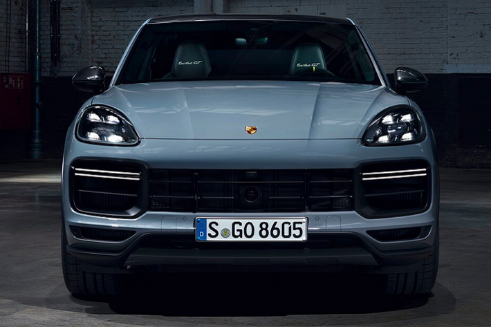 So với Cayenne Turbo Coupe, Porsche Cayenne Turbo GT sở hữu hai bánh trước rộng hơn 1 inch (khoảng 25 mm). Góc camber âm của bánh xe so với mặt đường được cải thiện 0,45 độ khiến bộ lốp hàng hiệu Pirelli P Zero Corsa 22 inch được phát triển riêng cho xe có diện tích bề mặt tiếp xúc lớn hơn. Hệ thống phanh gốm tổng hợp của Porsche (PCCB) cũng là trang bị tiêu chuẩn trên Cayenne Turbo GT.