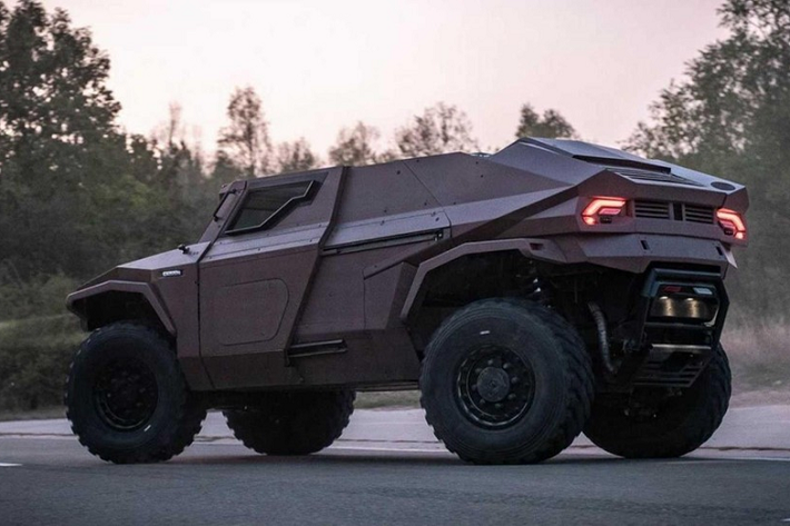 Chiếc xe quân sự Pháp được thiết kế để ra và vào các địa điểm một cách nhanh chóng mà vẫn giữ an toàn cho đội ngũ ngồi trong. Nó thậm chí còn đặt người lái ngồi xa về phía trước trong cabin, giúp người đó có tầm nhìn 200 độ ra phía trước để quan sát tốt nhất có thể, một điều mấu chốt ở những nơi nguy hiểm.