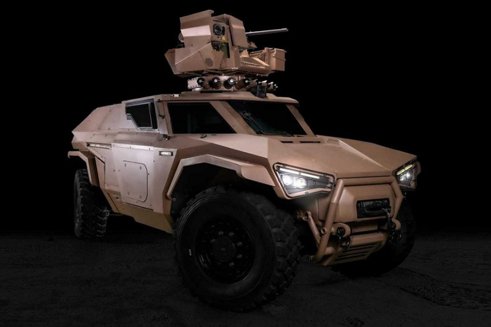 Một tính năng thú vị đáng nói khác là hệ thống lái 4 bánh của Scarabee. Không những hệ thống Sterling tân tiến cho phép chiếc xe dễ dàng bẻ lái trên chiến trường, mà nó còn cho phép Scarabee lao ra từ phía sau chỗ nấp và nhanh chóng rút lui mà không cần phải thực hiện động tác bẻ lái nào khiến nó bị sở hơ trước hỏa lực của đối phương. Đó là một tính năng “đi ngang” gần gống với những gì có ở GMC Hummer EV.