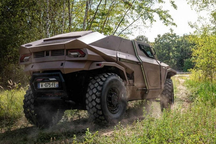 Mẫu xe trinh sát quân sự bọc giáp hạng nhẹ này có một loạt các tính năng độc đáo, tuy nhiên một trong những tính năng thú vị hơn cả là hệ truyền động hybrid. Chiếc Arquus Scarabee chạy điện có trang bị cụm pin và một mô tơ điện được thiết kế để tăng thêm khả năng “tàng hình” cho chiếc xe trong các hoạt động quân sự với chế độ chạy bằng điện 100%. Môtơ điện 103 mã lực sẽ hoạt động kết hợp với một động cơ diesel V6 mạnh 300 mã lực.