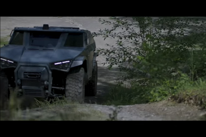 Nó cũng có khả năng đạt tốc độ tối đa 130 km/h, một tốc độ không tồi với một mẫu xe quân sự bọc giáp nặng 8 tấn.